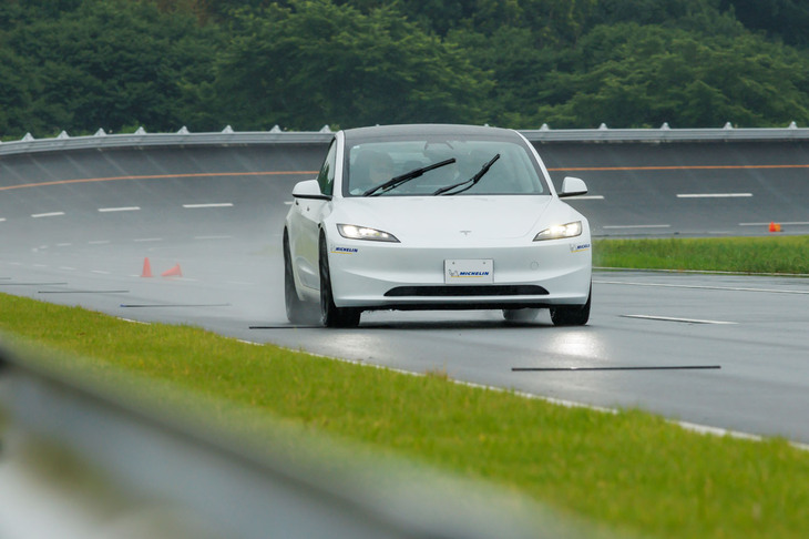 「パイロットスポーツ5」が装着された「テスラ・モデル3」の4WD車。ガッチリとしたモデル3のボディーと比較的硬めに仕上げられたスポーツタイヤのマッチングは良く、ウエット路面でもシャープで信頼性のあるハンドリングが味わえた。