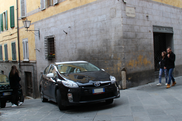 シエナの旧市街で。坂道から姿を現した3代目「プリウス」。