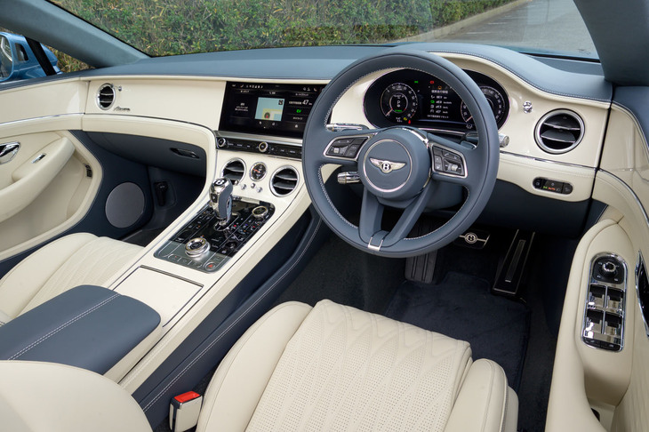 細部までレザーで覆われた上質な車内空間。「アズール」にはオープンポア・クラウンカット・ウォールナットのウッドトリムが用いられる。