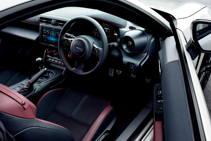 「大人の上質なスポーツカー」を目指し、ブラックとボルドーでカラーコーディネートされた「BRZ STI Sport」のインテリア。センターコンソールの5連スイッチがダークキャストメタリックになっているのも同モデルの特徴だ。