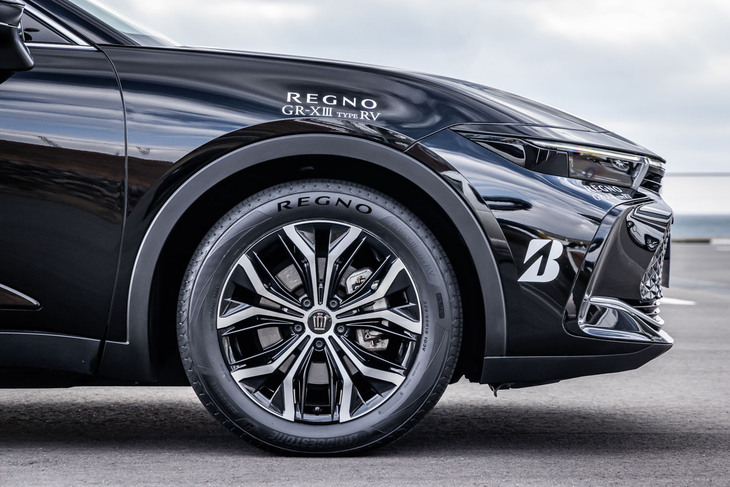 「ブリヂストン・レグノGR-XIIIタイプRV」は、ミニバン向けのレグノとして販売されてきた「レグノGRV II」の後継タイヤ。約10年ぶりのフルモデルチェンジとなる。GRV IIは“ミニバン専用”をうたっていたが、今回のGR-XIIIタイプRVは、対象をミニバンからコンパクトSUVにまで広げている。