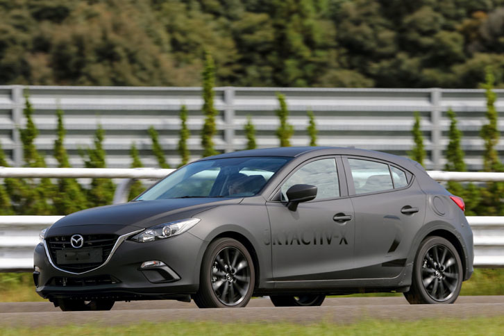 特にMT車で、3000rpmあたりでクッと軽いトルク変動が感じられることがあったが、おおむねSPCCIの燃焼制御はシームレスに行われる印象だ。