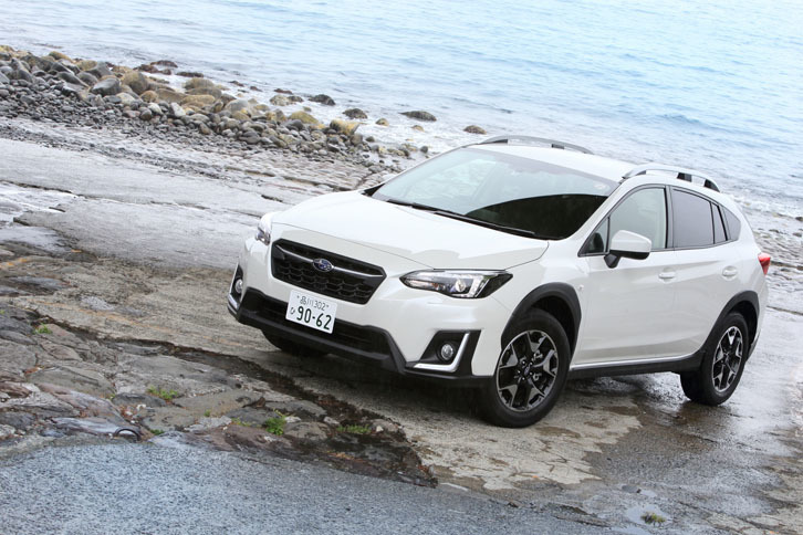 新型では悪路の走破性を考慮し、エンジンやグレードを問わず、200mmの最低地上高が確保されている。