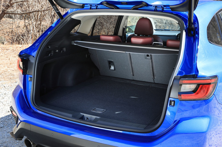 運動性能や動的質感に加え、ワゴンとしての機能性も従来モデルから進化。ラゲッジスペースは、フロアボード上部が492リッター、サブトランクが69リッターの計561リッターと、先代比で39リッター増となった。