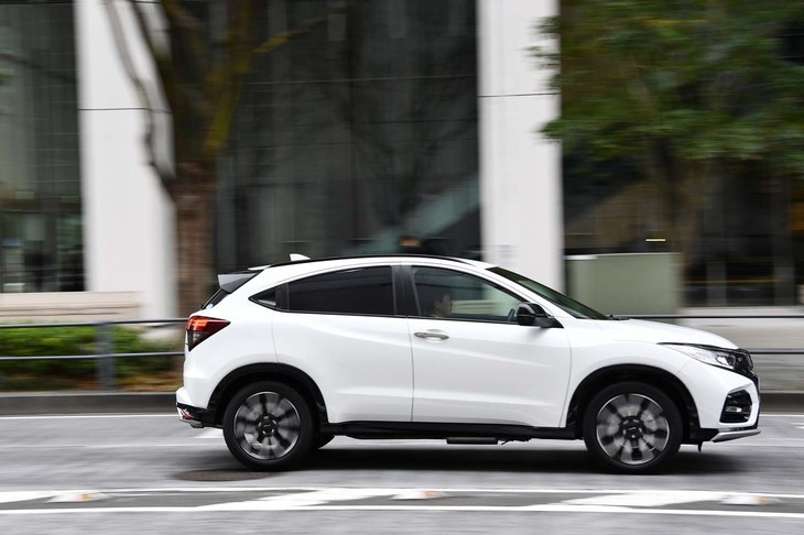 ブラックのアーチモールやサイドガーニッシュが「ヴェゼル モデューロX」のスタイルを一段と精悍（せいかん）に見せる。