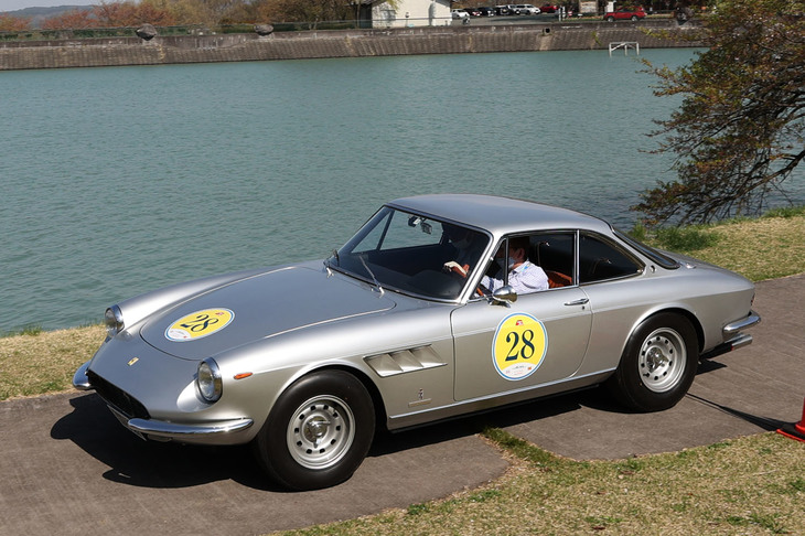 2017年まで日産自動車のチーフクリエイティブオフィサーを務めた中村史郎さんがドライブした1967年「フェラーリ330GTC」。