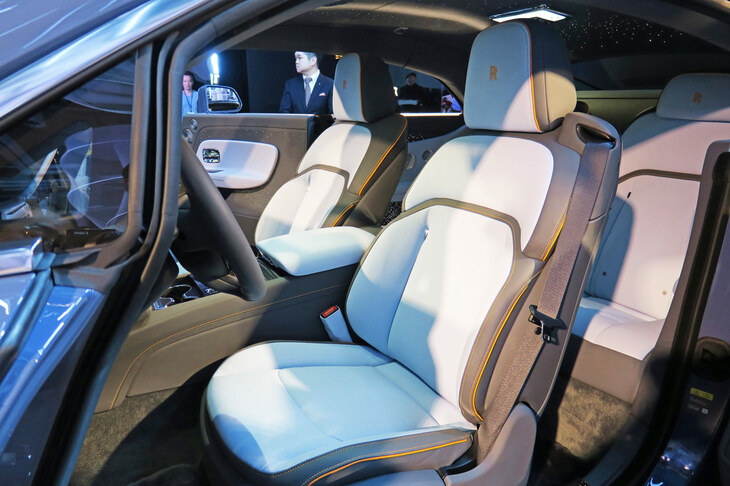 ロールス・ロイス・スペクター プロフェシー（フロントシート）