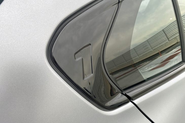 BMWが「ホフマイスターキンク」と呼ぶリアピラーに、デザインされた「1」の文字が入る。これは最新の「2シリーズ グランクーペ」などとも共通するBMWのデザインコンセプトだ。