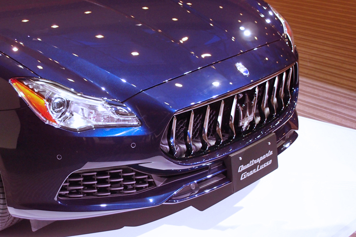 新デザインのフロントまわり。写真は、「クアトロポルテ グランルッソ」のもの。