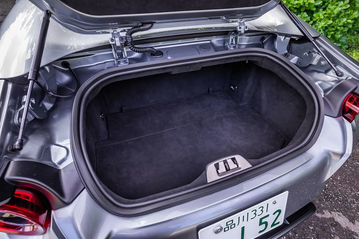 ハッチバックスタイルの「812スーパーファスト」に対して、独立したトランクを採用する「812GTS」。荷室容量は250リッターとなる。