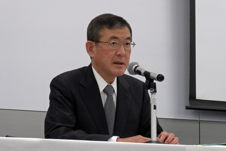 2018年6月の記者会見において、新しく発覚した完成検査の不正問題について謝罪する、スバルの吉永泰之社長（当時）。