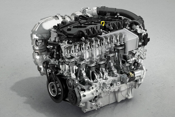 「XD」の3.3リッター直6ディーゼルターボエンジン。海外向けには直6のガソリンエンジンや「SKYACTIV-X」（火花点火制御圧縮着火エンジン）も用意されるが、日本への導入は見送られた。