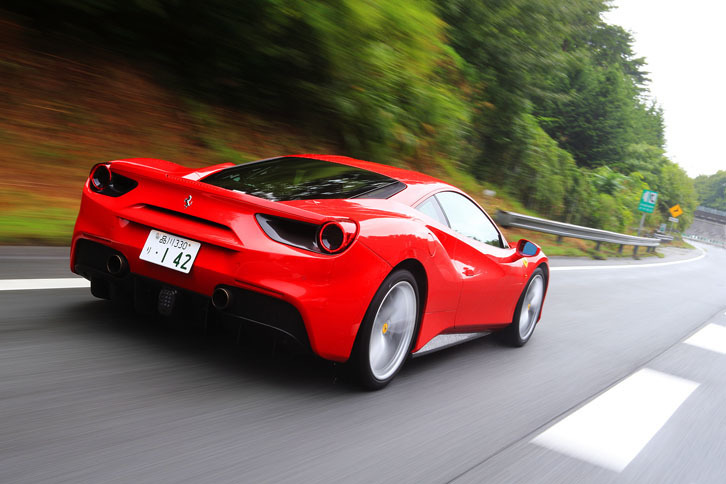 空力性能の改善も「488GTB」の見どころのひとつ。250km/h走行時のダウンフォースは325kgに達するという。