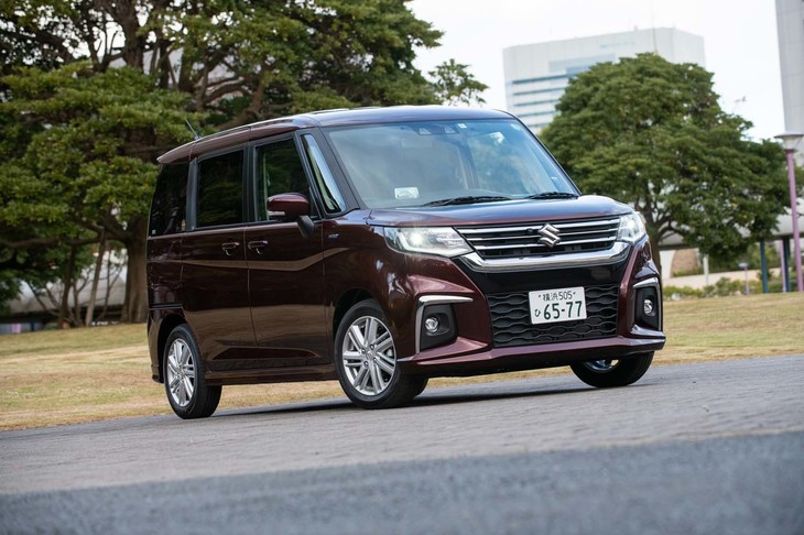 先代モデルよりもフード先端を45mm（「バンディット」は25mm）高めることで、より存在感のあるフロントマスクになった。