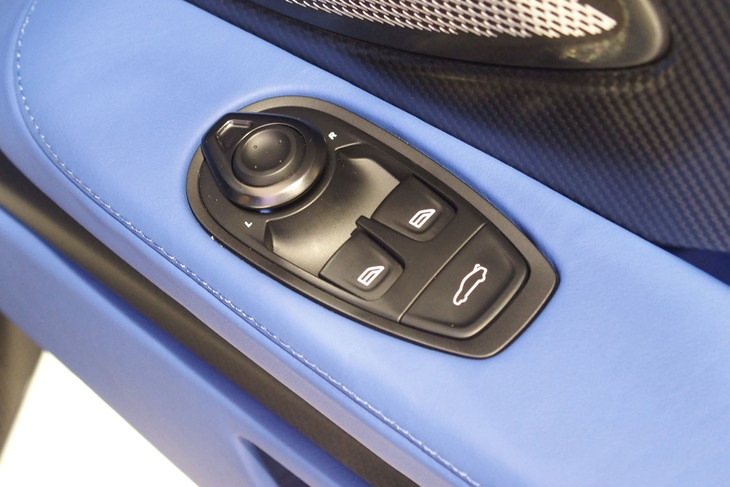 アストンマーティン・ヴァンキッシュ（パワーウィンドウ／ドアミラースイッチ）