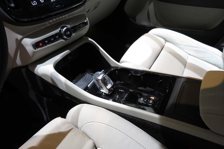 ボルボXC40 T5 AWDインスクリプション（センターコンソールまわり）