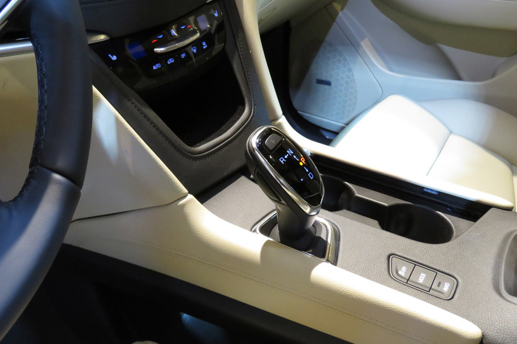 キャデラックXT5クロスオーバー（センターコンソール）