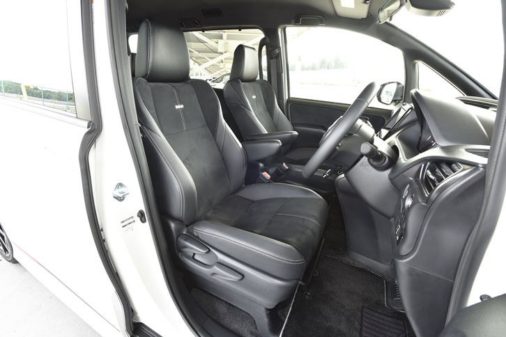 ノーマル車よりもホールド性が高められた、「ノアSi“GRスポーツ”」のフロントシート。