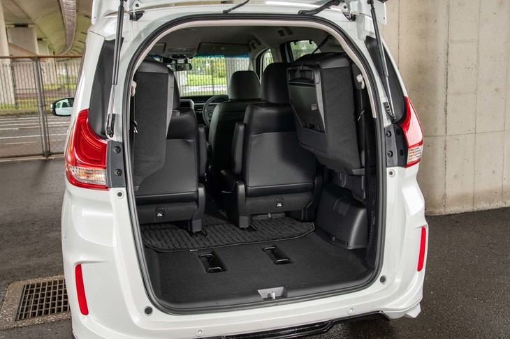 3列目シートをはね上げた際のラゲッジスペースはご覧のとおり。センタータンクレイアウトならではの低床設計はライバルにはない大きな武器だ。