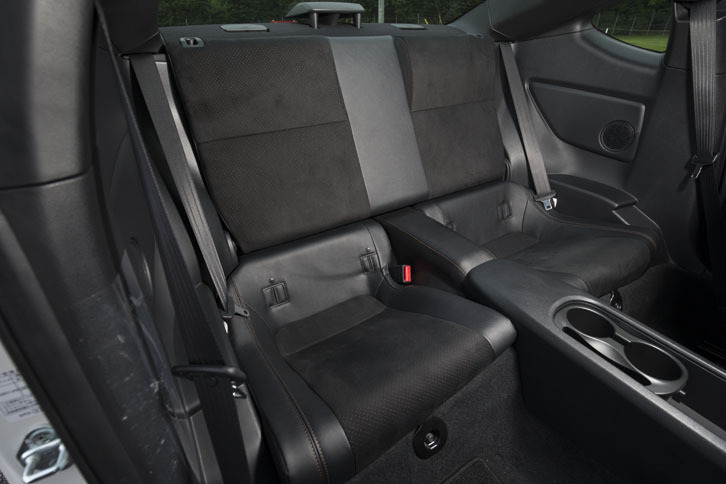 後席の定員は2人。背もたれは左右一体型になっている。