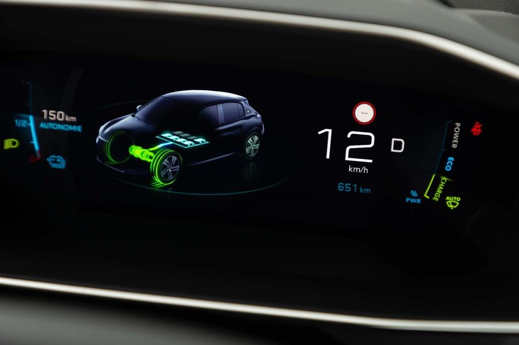 「e-208」のインテリアデザインはほかの「208」シリーズと基本的に変わらないが、メーターパネルの表示内容はEVならではのものになっている。