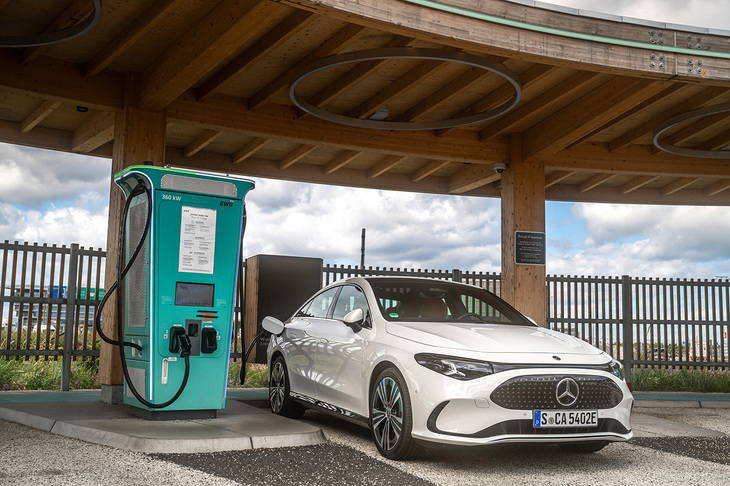 普通充電は出力11kW、急速充電は出力350kWまで対応。後者を使った場合、わずか10分の充電で300kmほど走れるだけの電力が得られるという。