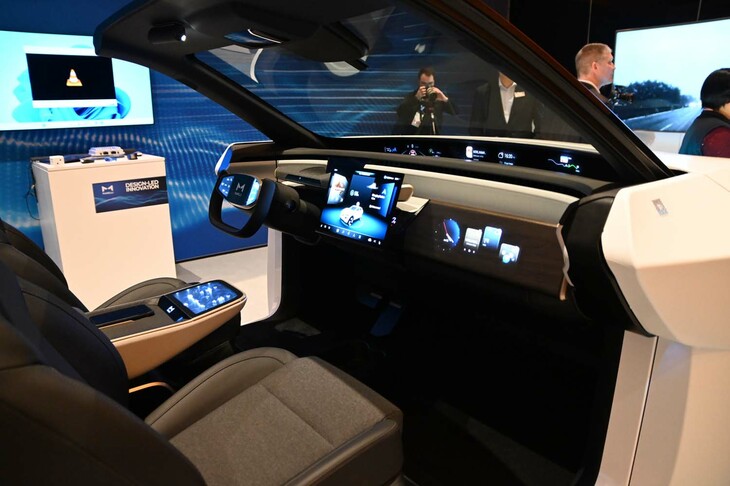 マレリによる次世代の「ソフトウエア・デファインド・インテリア」。インパネの上、フロントウインドウの下に帯状のディスプレイを設置する。
