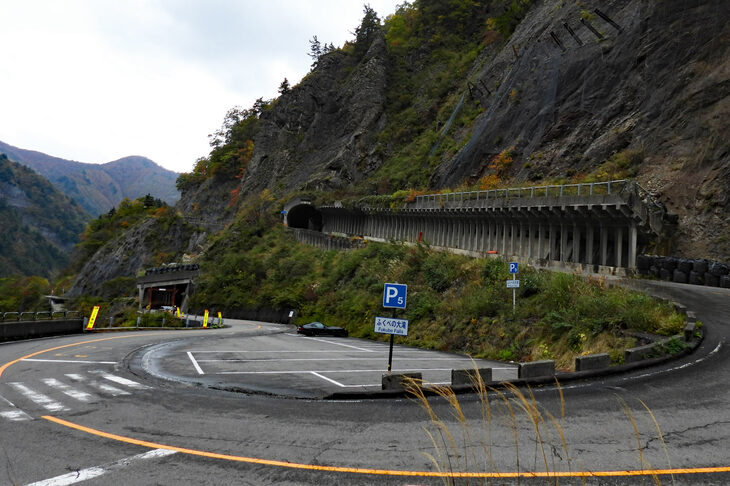 急峻（きゅうしゅん）なつづら折れが続く白山白川郷ホワイトロード。通行料1700円のブルジョア専用道路だが（笑）、走って楽しく景観も素晴らしいのでオススメです。ちなみに、協賛宿泊施設に泊まると、片道分の通行料がタダになるキャンペーンもやっていたりするぞ。