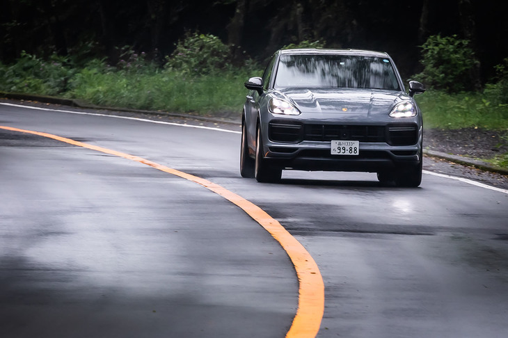 17mmローダウンしたスポーツシャシーに、剛性を最大15％向上させた3チャンバーエアサスペンションを採用。PASM（ポルシェ・アクティブ・サスペンション・マネジメントシステム）のダンパー特性やパワーステアリングプラス、PDCC（ポルシェ・ダイナミック・シャシー・コントロールシステム）も専用チューンされている。