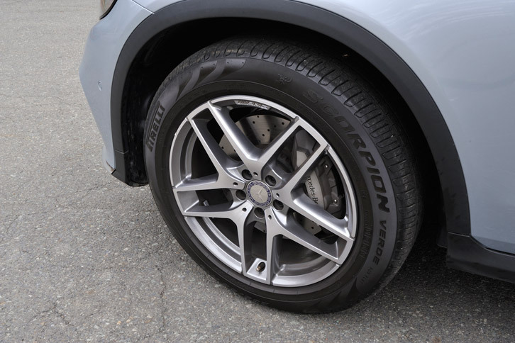 「GLC250 4MATICスポーツ」のタイヤサイズは235/55R19。19インチの「AMG5ツインスポークアルミホイール」が組み合わされる。