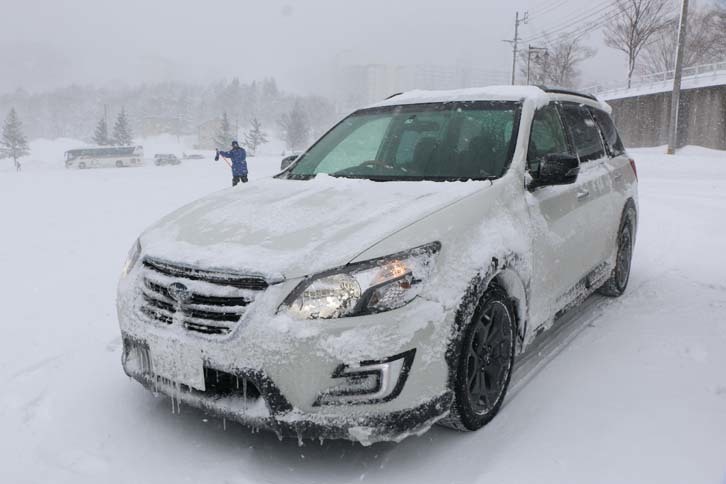 雪で埋もれた「エクシーガ クロスオーバー7」を見つけるのに数十分、見つけてから掘り出すのにまた数十分……。雪への備えは決してタイヤだけではないということを肝に銘じたのだった。