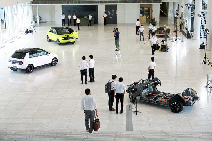 取材会場に展示された「ホンダe」と、同車のランニングシャシー。ホンダeは2020年8月中の日本正式発表が予定されている。