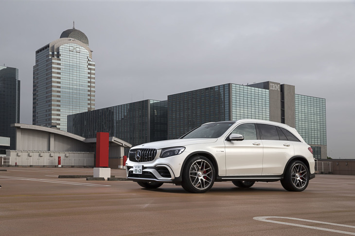 公表されている0-100km/h加速のタイムは3.8秒。最高速はリミッターによって250km/hに制限されている。