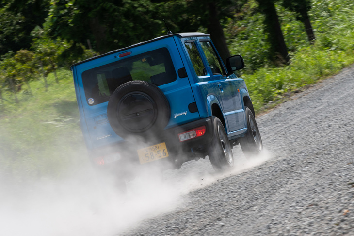 従来モデルと同じく、新型でも軽規格の「ジムニー」と小型車の「ジムニーシエラ」の両モデルをラインナップ。海外ではジムニーシエラがジムニーとして販売される。