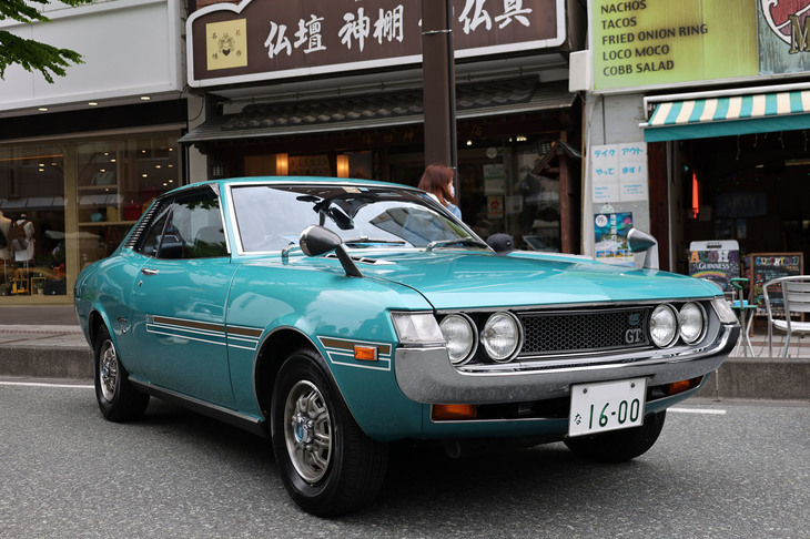 デビュー時のイメージカラーだったターコイズブルーをまとい、アルミホイール風のホイールキャップなど含めオリジナルの姿を保った1971年「トヨタ・セリカ1600GT」。