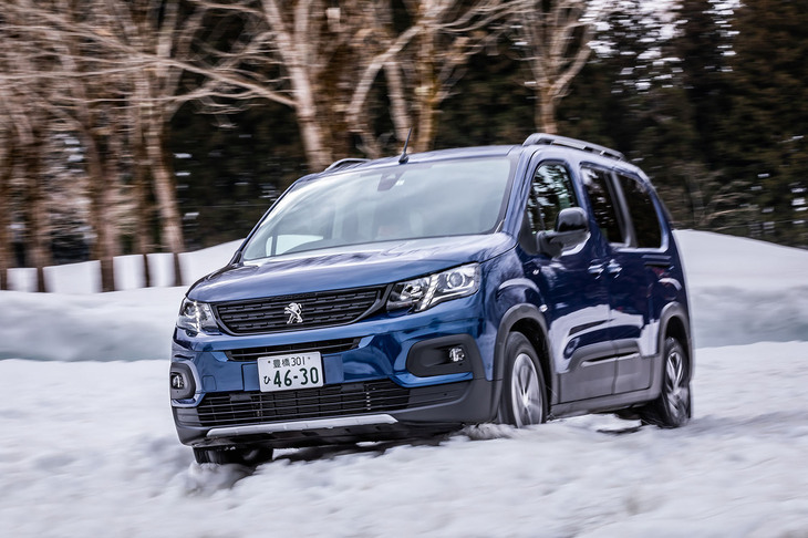 雪道を行く「リフター ロングGT」。「ベクター4シーズンズGEN-3」は185/65R15から255/40R20まで全35サイズが、SUV用として「ベクター4シーズンズGEN-3 SUV」が全13サイズラインナップされる。