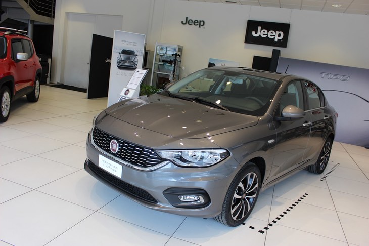 2015年にイタリアで発売された「フィアット・ティーポ セダン」。フロントフードから連続するイメージのリブがルーフに走っている。