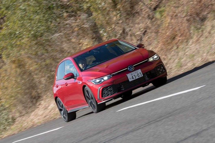 フロントアクスルには油圧多板クラッチを使った電子制御LSDを標準装備している。