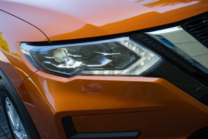 日産エクストレイル20Xハイブリッド（ヘッドランプ）