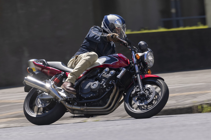 1気筒につき4つある吸排気バルブのうち、低回転域では2つのバルブのみを稼働。トルクを高めるとともに、燃料消費を抑制する。