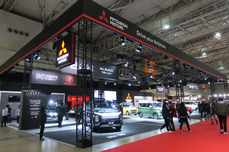 「東京オートサロン2020」より、三菱の展示ブースの様子。