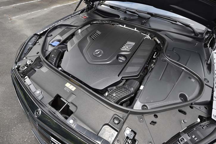 「S560 4MATICロング」に搭載される4リッターV8ツインターボエンジンは、469psと700Nmを発生する。