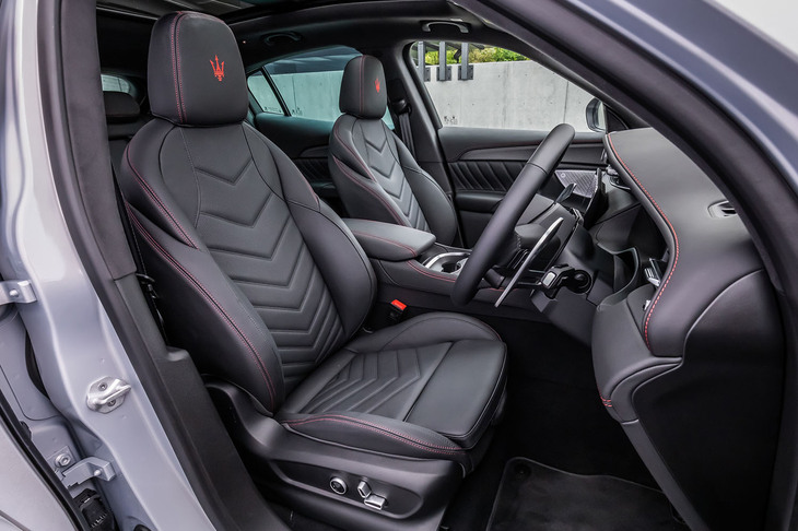 試乗車両のインテリアカラーは「ネロ／ロッソ」と呼ばれるもの。これを含め内装は、全7種類のカラーコンビネーションから選択できる。フロントシートにはヒーターとベンチレーション機能が標準で備わる。