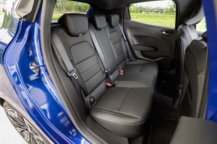 Bセグメントゆえに足元空間はそれなりに見えるが、前席下が大きく空いているのが「ルーテシア」の美点だ。