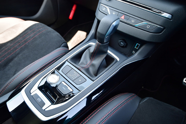 シフトノブ手前にはエンジンスタートボタンとスポーツモードボタンが備わる。