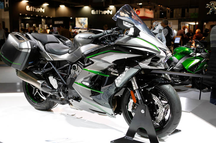 スーパーチャージャーを搭載したスーパースポーツモデル「H2」をベースに、フルカウルや快適装備を採用してツーリングモデルに仕立てたカワサキの「H2 SX」。今回のショーでは、「ヴェルシス1000SE」と同じくショーワと共同開発した電子制御サスペンションシステムを搭載した「H2 SX SE＋」が発表された。