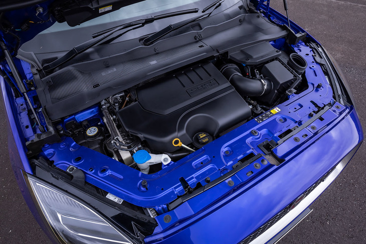 
	「R-DYNAMIC HSE P300」には、最高出力300PS/5000rpm、最大トルク400N・m/1500-2000rpmを発生する2リッター直4ターボエンジン（ガソリン）が搭載されている。
	