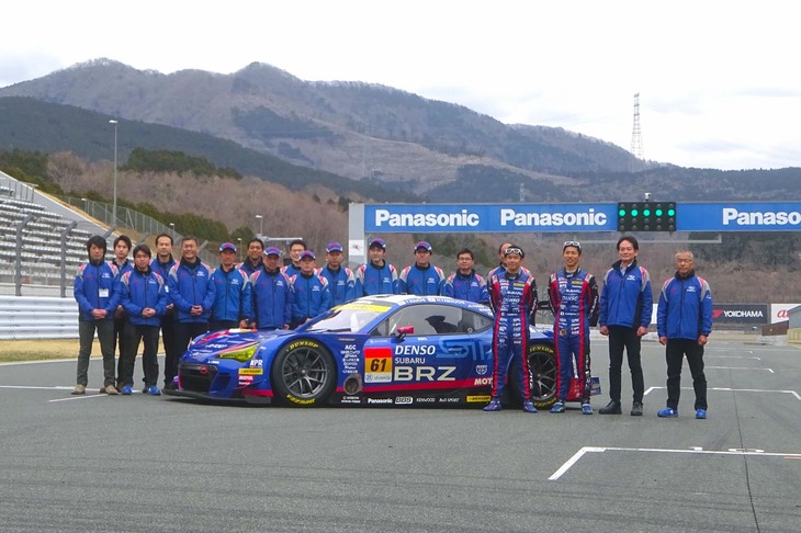 イベントの趣旨は、スバルのモータースポーツファンとスバルのモータースポーツ関係者が直接対話することで絆を深めるというもの。これまでは毎年、東京・恵比寿にあるスバルの本社ショールームで行われる「SUBARUモータースポーツファンミーティング」がその役割を果たしてきたが、ショールーム内でのイベントということで収容キャパシティーが小さく、事前申し込みによる抽選で当選した150人程度のファンしか参加できなかった。そこでSTIの「足を運ぶすべてのスバルファンが参加できるようにしたい」との思いから、開催場所を富士スピードウェイに変更し、大幅に規模を拡大するに至った。