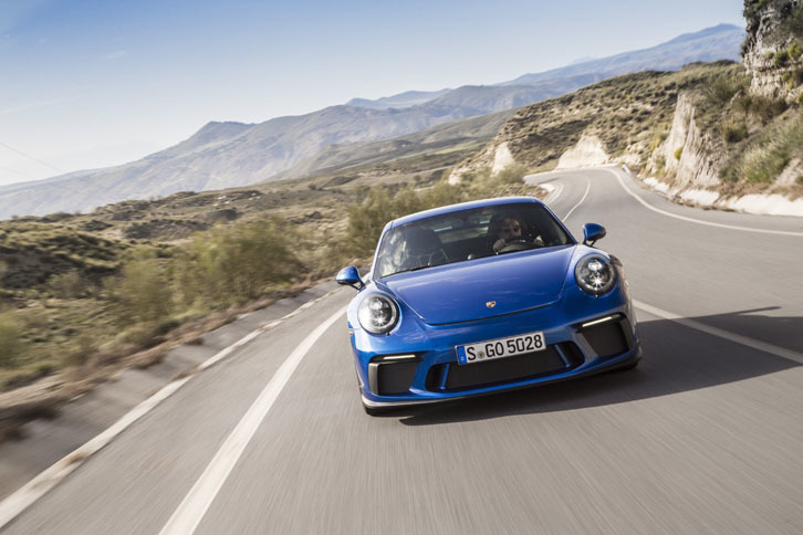 PDK仕様（写真）の動力性能は0-100km/h加速が3.4秒で最高速は318km/h。