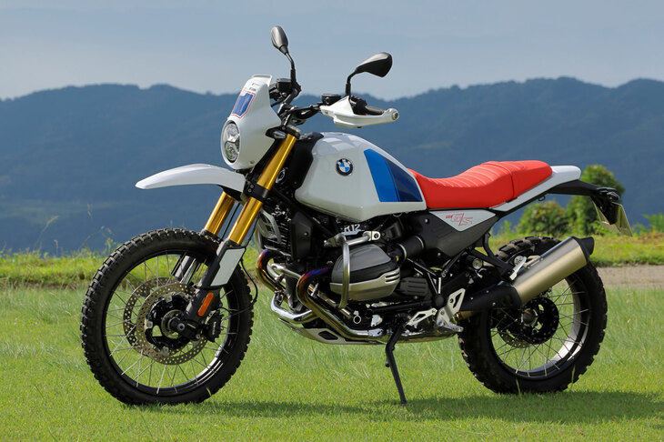 今回の試乗車、撮影車はいずれも「GSスポーツ」仕様で、ハンドルバーライザーやハンドプロテクター、大型のエンジンガード、ロングサイドスタンドなどが装備されていた。